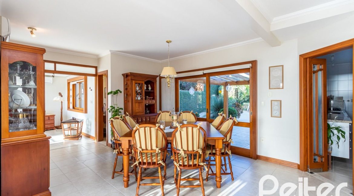 Casa à venda com 358m², 2 dormitórios, 2 suítes, 4 vagas, no bairro Jardim Isabel em Porto Alegre