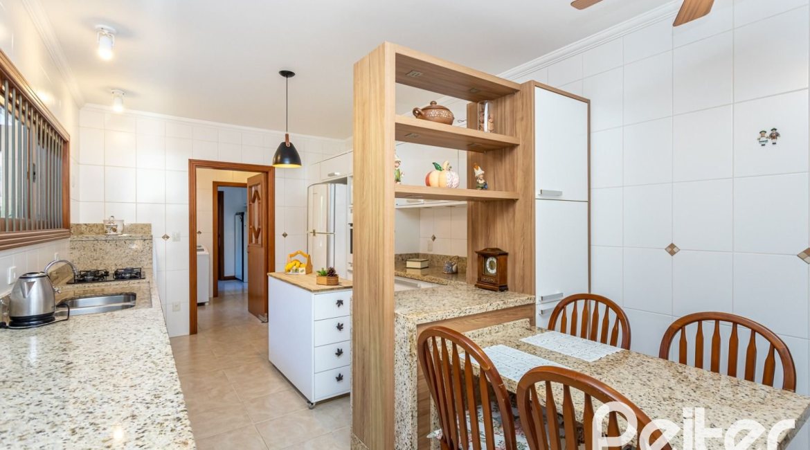 Casa à venda com 358m², 2 dormitórios, 2 suítes, 4 vagas, no bairro Jardim Isabel em Porto Alegre