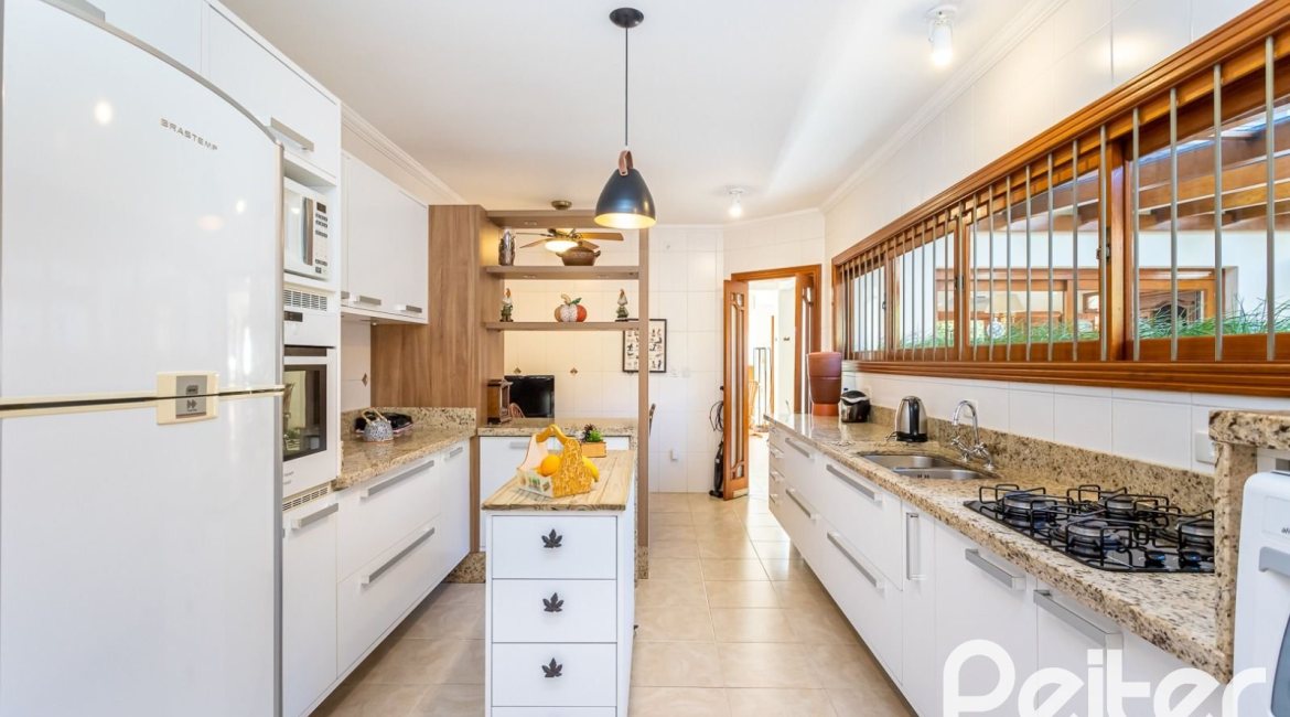 Casa à venda com 358m², 2 dormitórios, 2 suítes, 4 vagas, no bairro Jardim Isabel em Porto Alegre