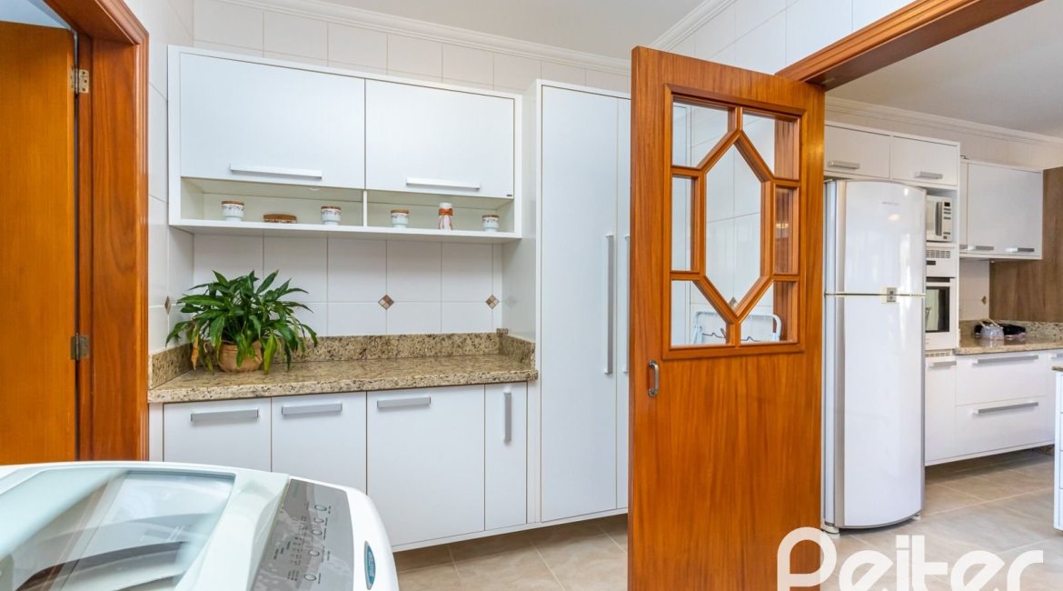 Casa à venda com 358m², 2 dormitórios, 2 suítes, 4 vagas, no bairro Jardim Isabel em Porto Alegre