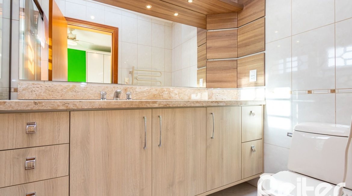 Casa à venda com 358m², 2 dormitórios, 2 suítes, 4 vagas, no bairro Jardim Isabel em Porto Alegre