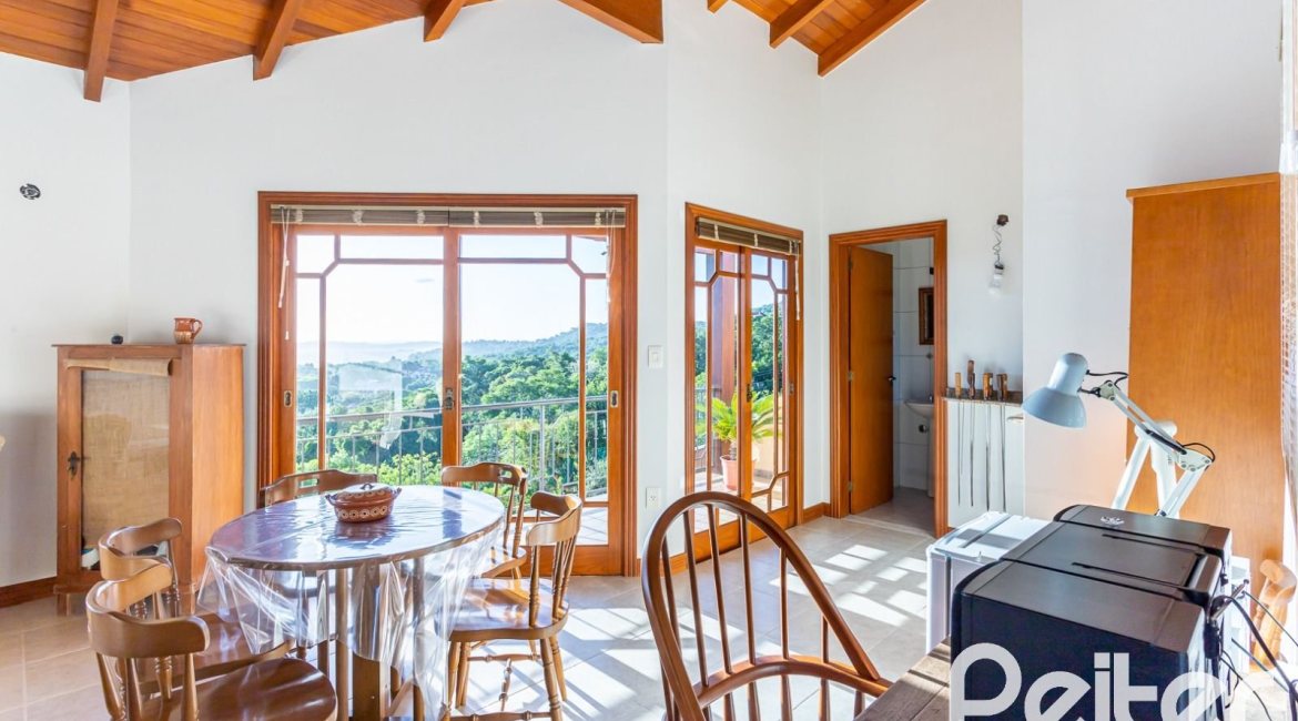 Casa à venda com 358m², 2 dormitórios, 2 suítes, 4 vagas, no bairro Jardim Isabel em Porto Alegre