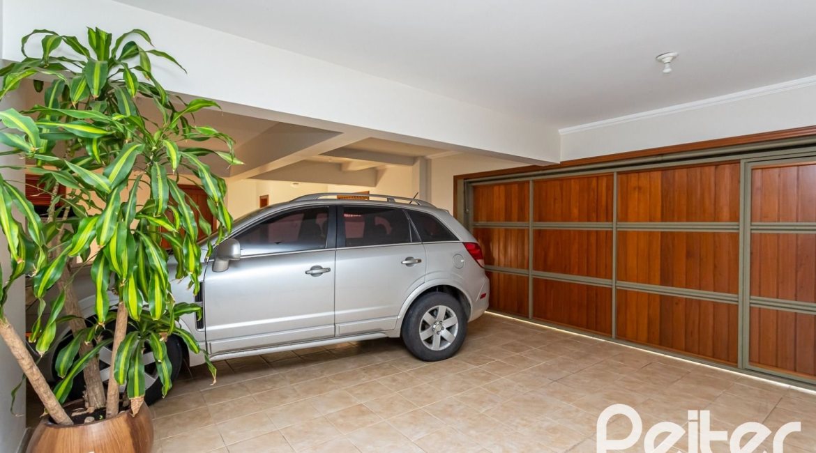 Casa à venda com 358m², 2 dormitórios, 2 suítes, 4 vagas, no bairro Jardim Isabel em Porto Alegre