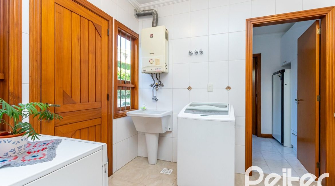 Casa à venda com 358m², 2 dormitórios, 2 suítes, 4 vagas, no bairro Jardim Isabel em Porto Alegre