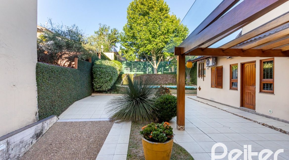 Casa à venda com 358m², 2 dormitórios, 2 suítes, 4 vagas, no bairro Jardim Isabel em Porto Alegre