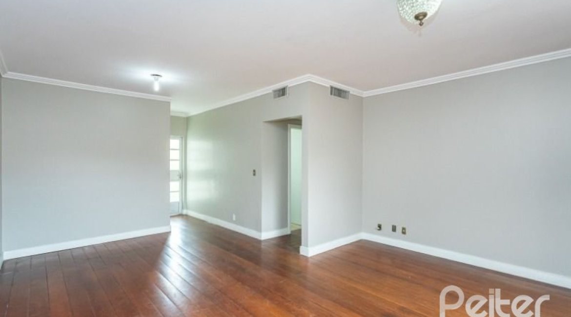 Casa à venda com 210m², 3 dormitórios, 1 suíte, 4 vagas, no bairro Cristal em Porto Alegre