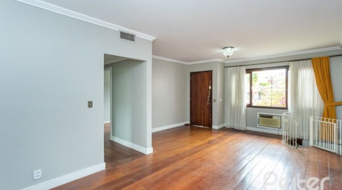 Casa à venda com 210m², 3 dormitórios, 1 suíte, 4 vagas, no bairro Cristal em Porto Alegre