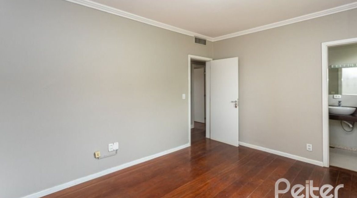 Casa à venda com 210m², 3 dormitórios, 1 suíte, 4 vagas, no bairro Cristal em Porto Alegre