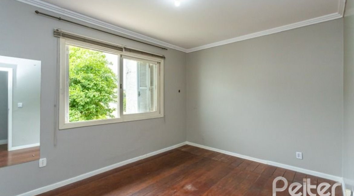 Casa à venda com 210m², 3 dormitórios, 1 suíte, 4 vagas, no bairro Cristal em Porto Alegre