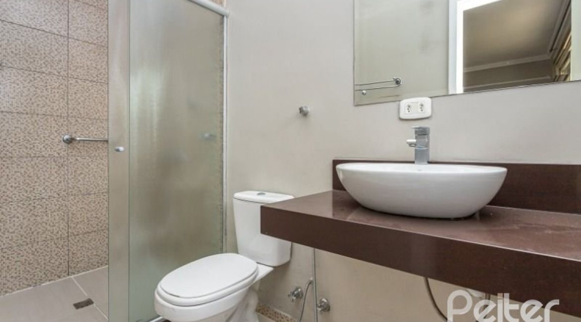 Casa à venda com 210m², 3 dormitórios, 1 suíte, 4 vagas, no bairro Cristal em Porto Alegre