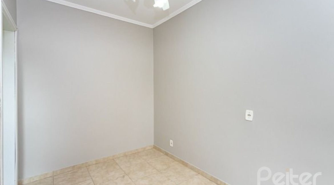 Casa à venda com 210m², 3 dormitórios, 1 suíte, 4 vagas, no bairro Cristal em Porto Alegre