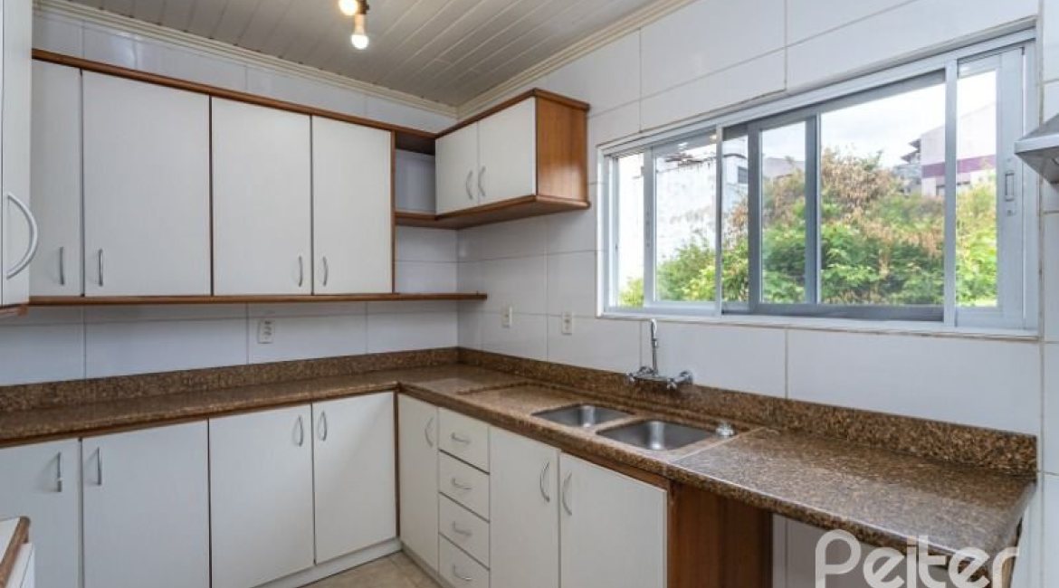 Casa à venda com 210m², 3 dormitórios, 1 suíte, 4 vagas, no bairro Cristal em Porto Alegre