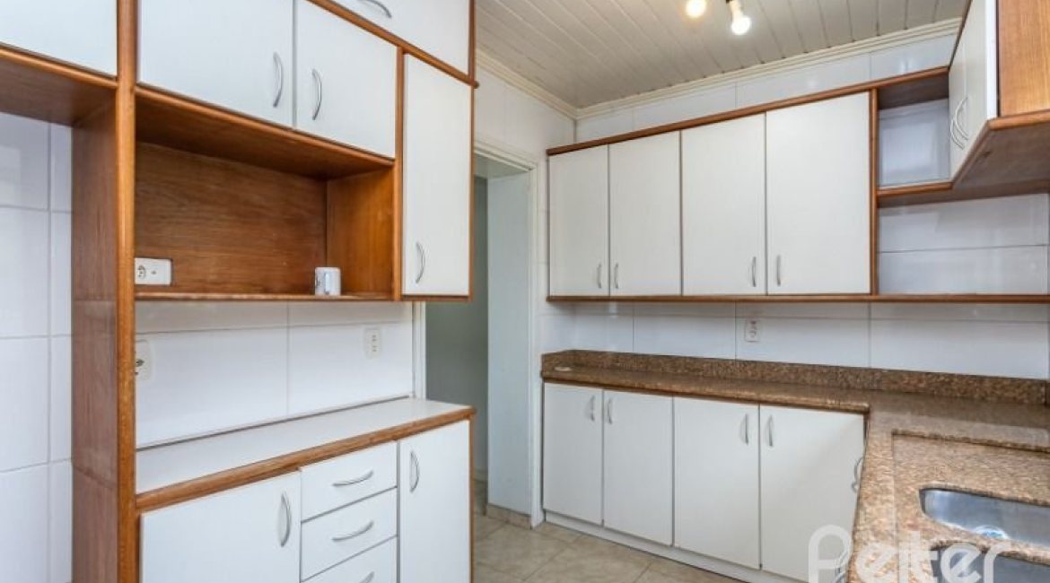 Casa à venda com 210m², 3 dormitórios, 1 suíte, 4 vagas, no bairro Cristal em Porto Alegre