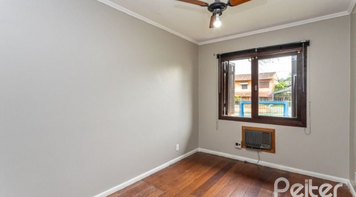 Casa à venda com 210m², 3 dormitórios, 1 suíte, 4 vagas, no bairro Cristal em Porto Alegre