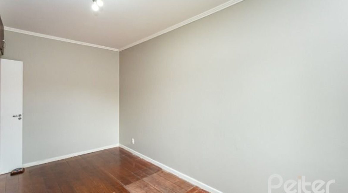 Casa à venda com 210m², 3 dormitórios, 1 suíte, 4 vagas, no bairro Cristal em Porto Alegre