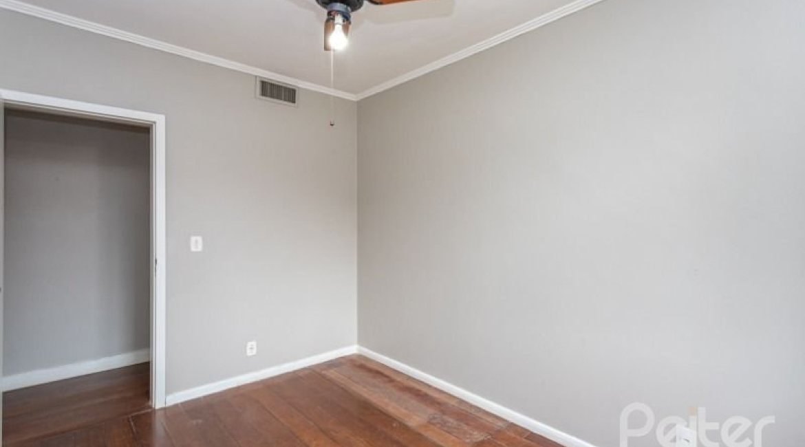 Casa à venda com 210m², 3 dormitórios, 1 suíte, 4 vagas, no bairro Cristal em Porto Alegre