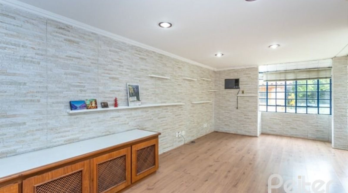 Casa à venda com 210m², 3 dormitórios, 1 suíte, 4 vagas, no bairro Cristal em Porto Alegre