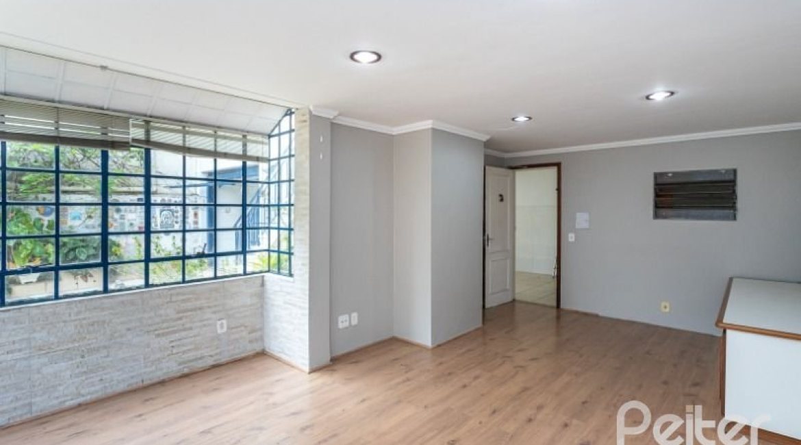 Casa à venda com 210m², 3 dormitórios, 1 suíte, 4 vagas, no bairro Cristal em Porto Alegre