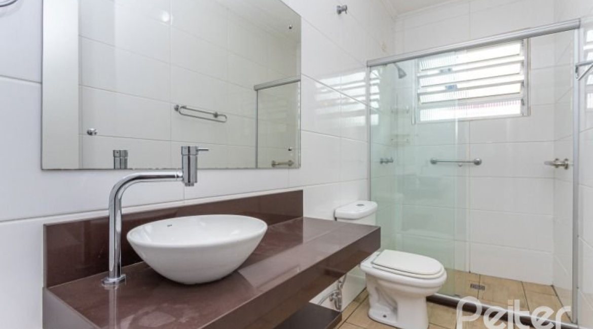 Casa à venda com 210m², 3 dormitórios, 1 suíte, 4 vagas, no bairro Cristal em Porto Alegre