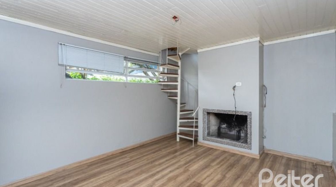 Casa à venda com 210m², 3 dormitórios, 1 suíte, 4 vagas, no bairro Cristal em Porto Alegre