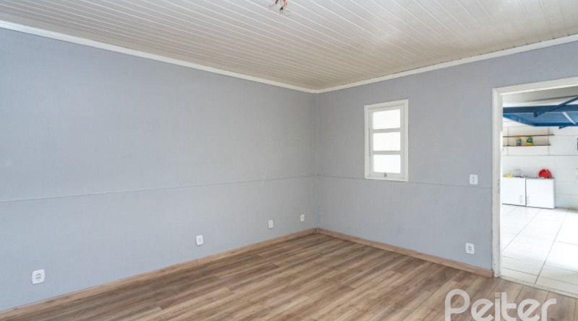 Casa à venda com 210m², 3 dormitórios, 1 suíte, 4 vagas, no bairro Cristal em Porto Alegre