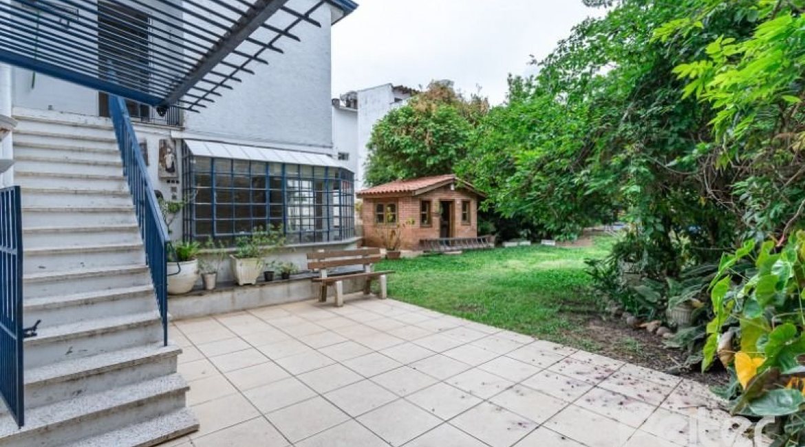 Casa à venda com 210m², 3 dormitórios, 1 suíte, 4 vagas, no bairro Cristal em Porto Alegre