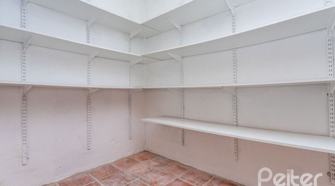 Casa à venda com 210m², 3 dormitórios, 1 suíte, 4 vagas, no bairro Cristal em Porto Alegre