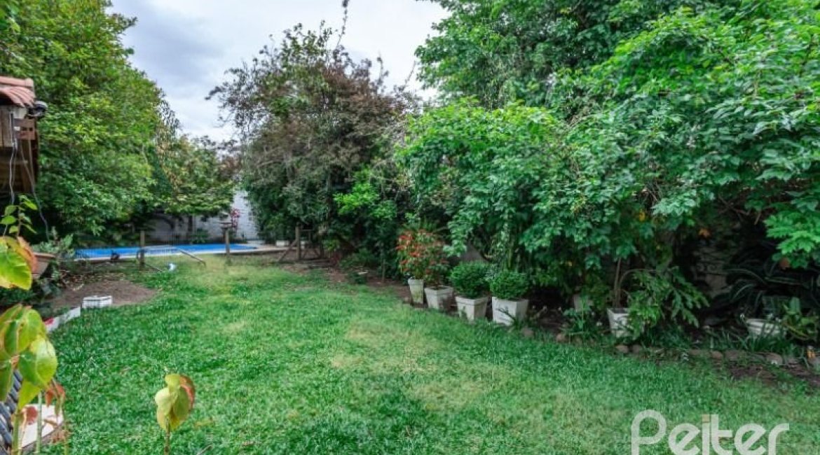 Casa à venda com 210m², 3 dormitórios, 1 suíte, 4 vagas, no bairro Cristal em Porto Alegre