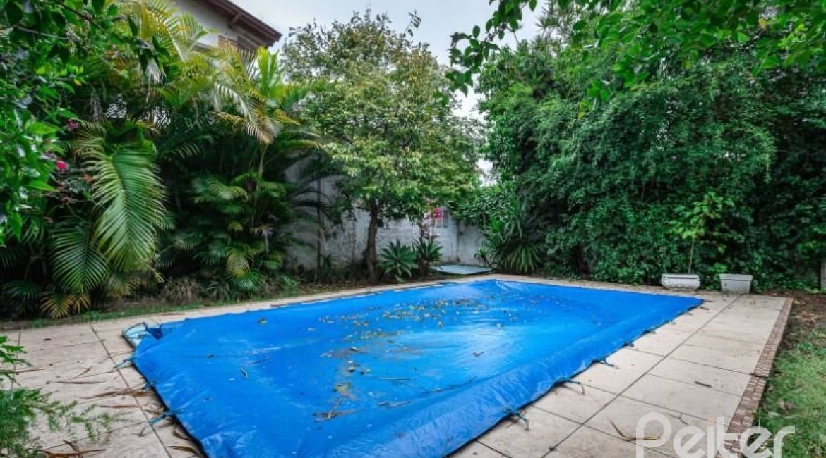 Casa à venda com 210m², 3 dormitórios, 1 suíte, 4 vagas, no bairro Cristal em Porto Alegre