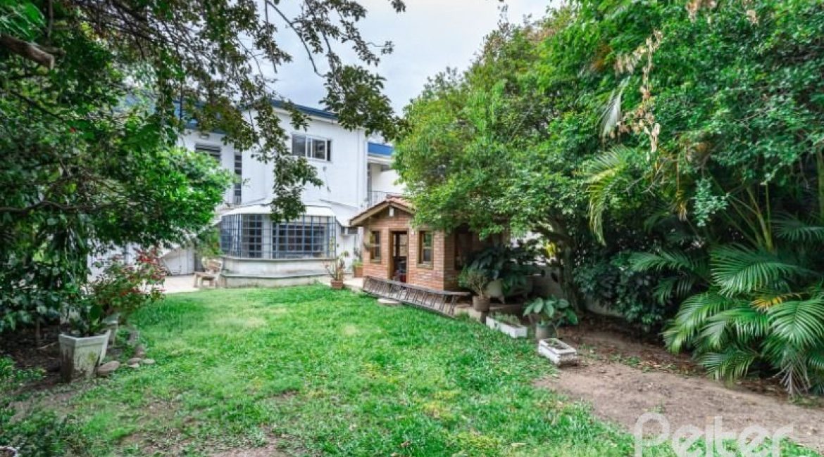 Casa à venda com 210m², 3 dormitórios, 1 suíte, 4 vagas, no bairro Cristal em Porto Alegre