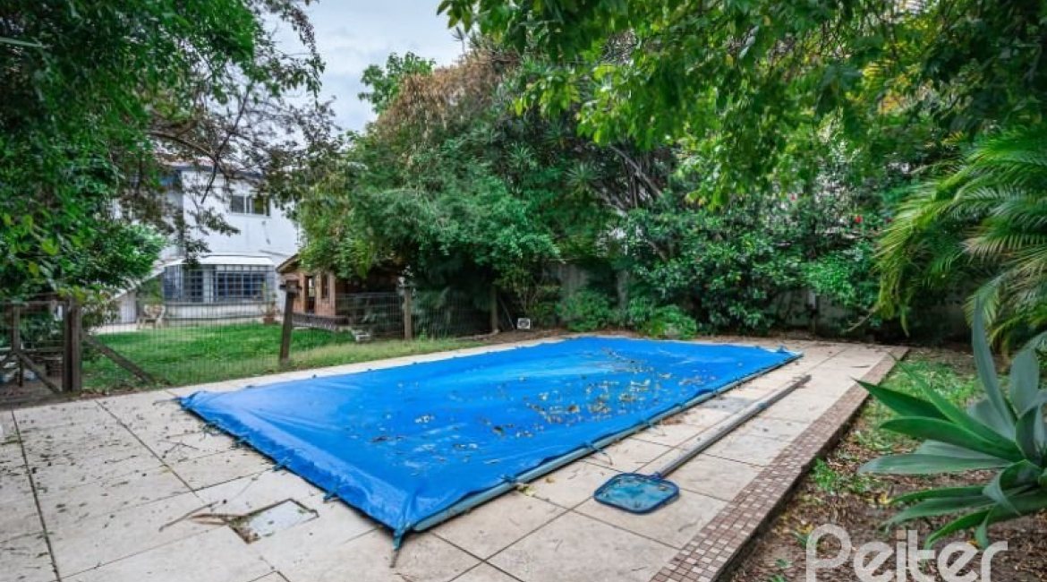 Casa à venda com 210m², 3 dormitórios, 1 suíte, 4 vagas, no bairro Cristal em Porto Alegre