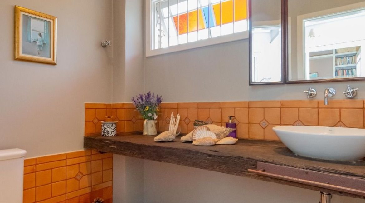 Casa à venda com 352m², 3 dormitórios, 1 suíte, 4 vagas, no bairro Belém Novo em Porto Alegre