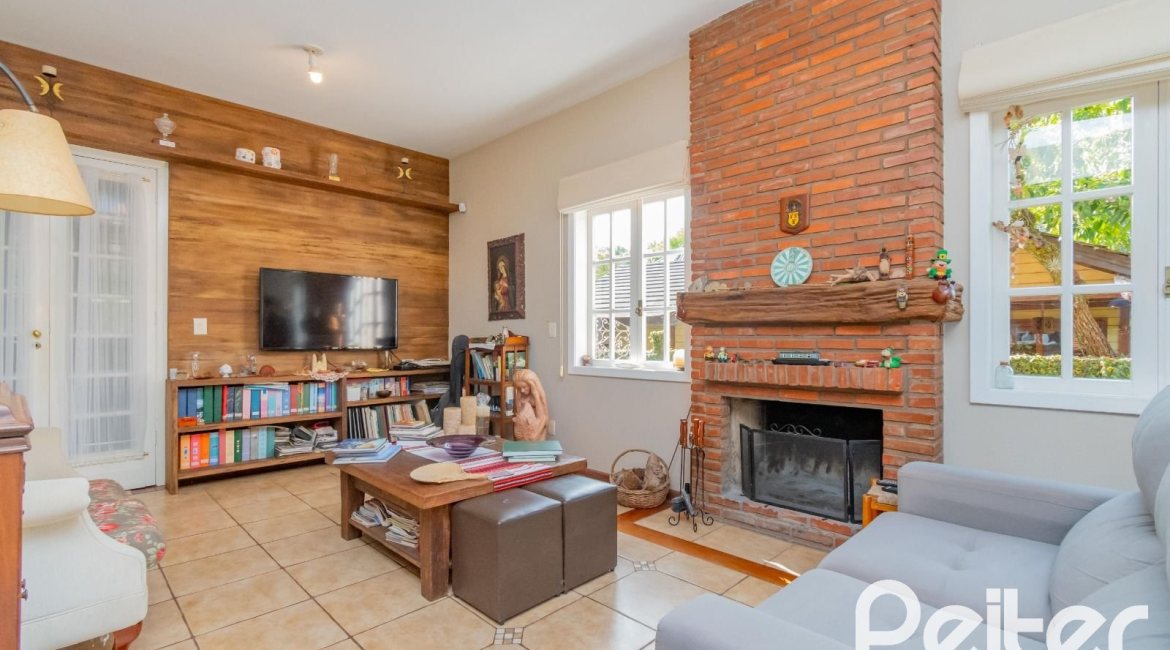 Casa à venda com 352m², 3 dormitórios, 1 suíte, 4 vagas, no bairro Belém Novo em Porto Alegre