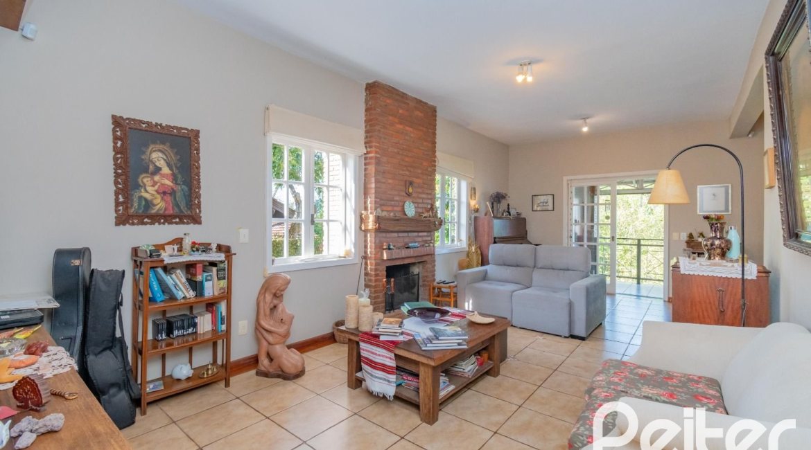 Casa à venda com 352m², 3 dormitórios, 1 suíte, 4 vagas, no bairro Belém Novo em Porto Alegre