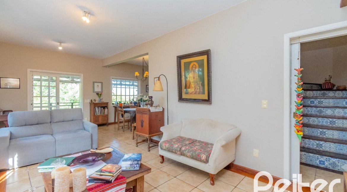 Casa à venda com 352m², 3 dormitórios, 1 suíte, 4 vagas, no bairro Belém Novo em Porto Alegre