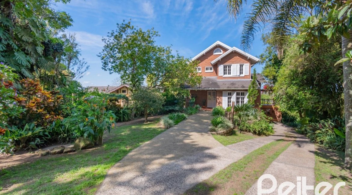 Casa à venda com 352m², 3 dormitórios, 1 suíte, 4 vagas, no bairro Belém Novo em Porto Alegre