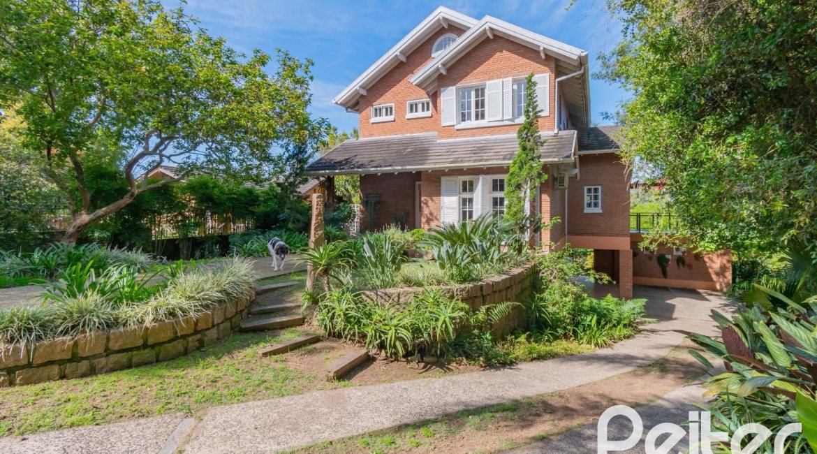 Casa à venda com 352m², 3 dormitórios, 1 suíte, 4 vagas, no bairro Belém Novo em Porto Alegre