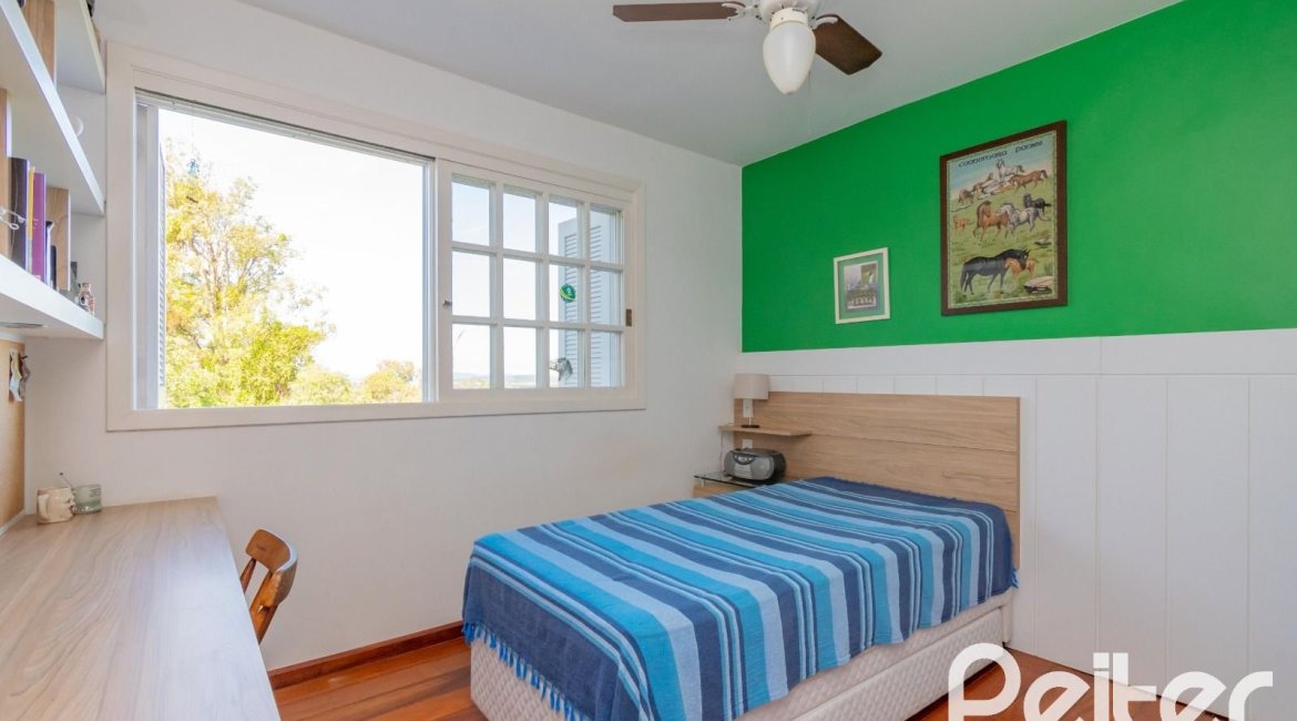 Casa à venda com 352m², 3 dormitórios, 1 suíte, 4 vagas, no bairro Belém Novo em Porto Alegre