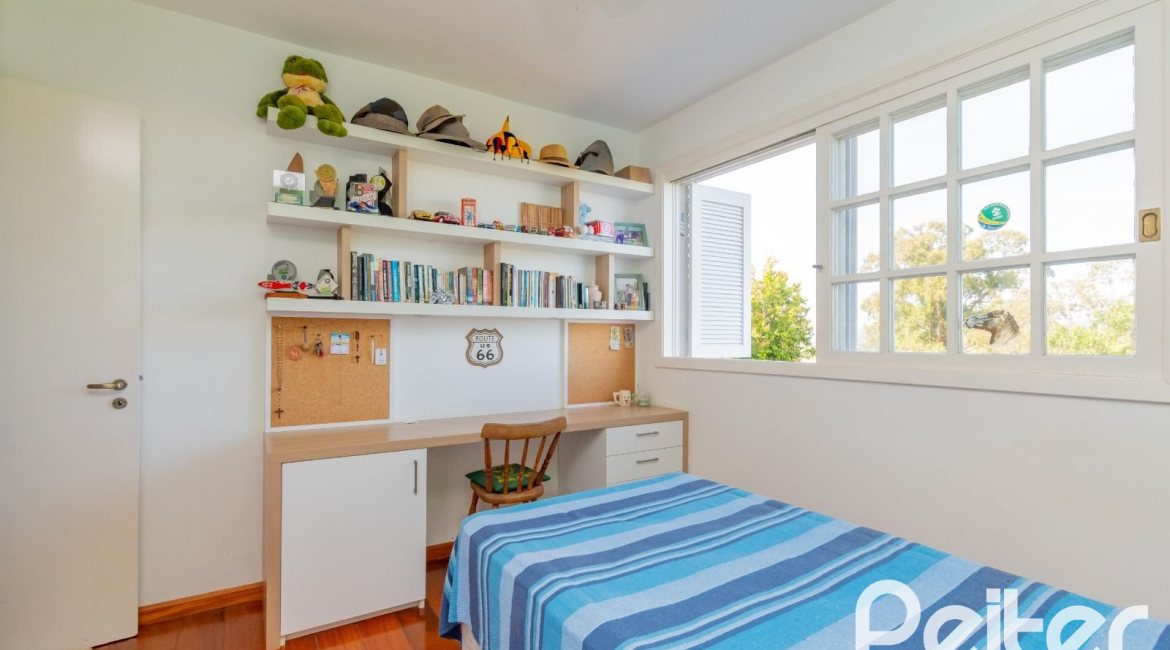 Casa à venda com 352m², 3 dormitórios, 1 suíte, 4 vagas, no bairro Belém Novo em Porto Alegre