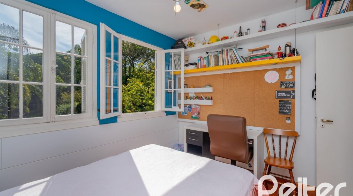 Casa à venda com 352m², 3 dormitórios, 1 suíte, 4 vagas, no bairro Belém Novo em Porto Alegre