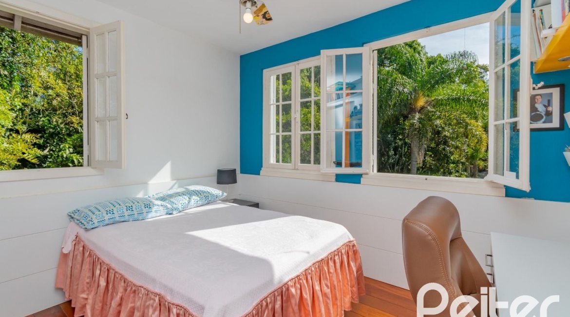 Casa à venda com 352m², 3 dormitórios, 1 suíte, 4 vagas, no bairro Belém Novo em Porto Alegre