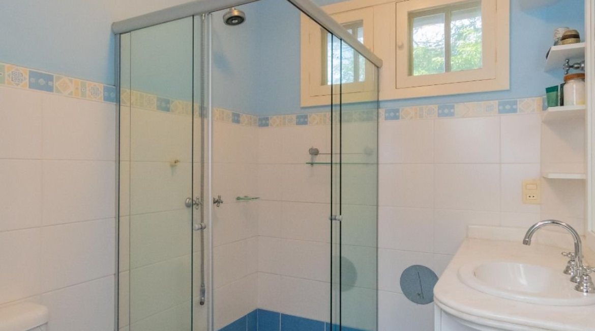 Casa à venda com 352m², 3 dormitórios, 1 suíte, 4 vagas, no bairro Belém Novo em Porto Alegre