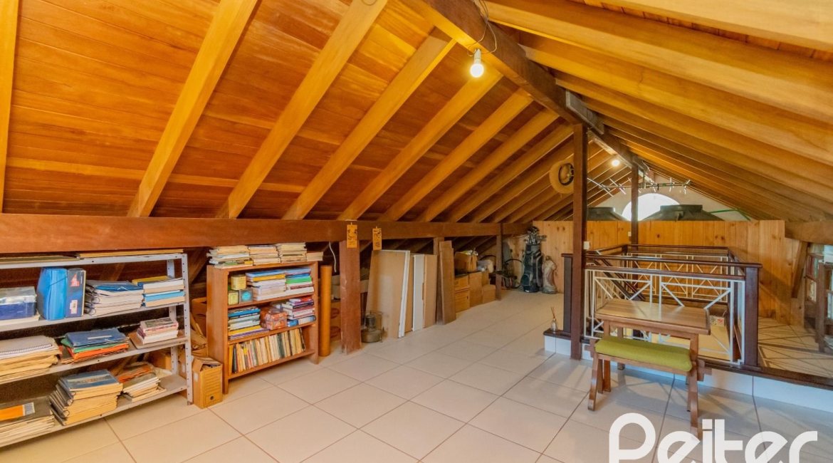 Casa à venda com 352m², 3 dormitórios, 1 suíte, 4 vagas, no bairro Belém Novo em Porto Alegre