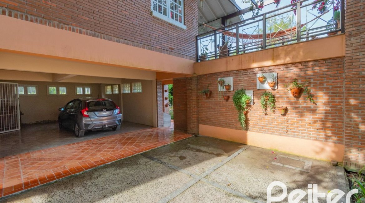 Casa à venda com 352m², 3 dormitórios, 1 suíte, 4 vagas, no bairro Belém Novo em Porto Alegre