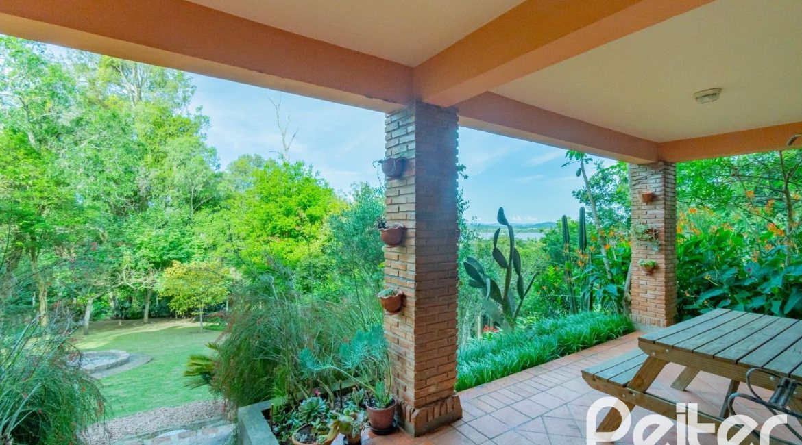 Casa à venda com 352m², 3 dormitórios, 1 suíte, 4 vagas, no bairro Belém Novo em Porto Alegre