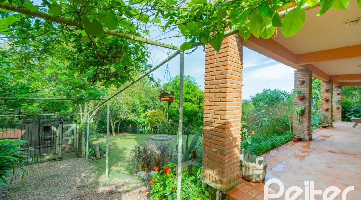 Casa à venda com 352m², 3 dormitórios, 1 suíte, 4 vagas, no bairro Belém Novo em Porto Alegre