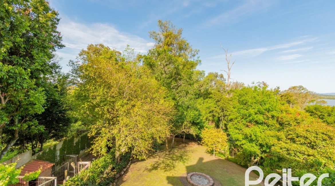 Casa à venda com 352m², 3 dormitórios, 1 suíte, 4 vagas, no bairro Belém Novo em Porto Alegre