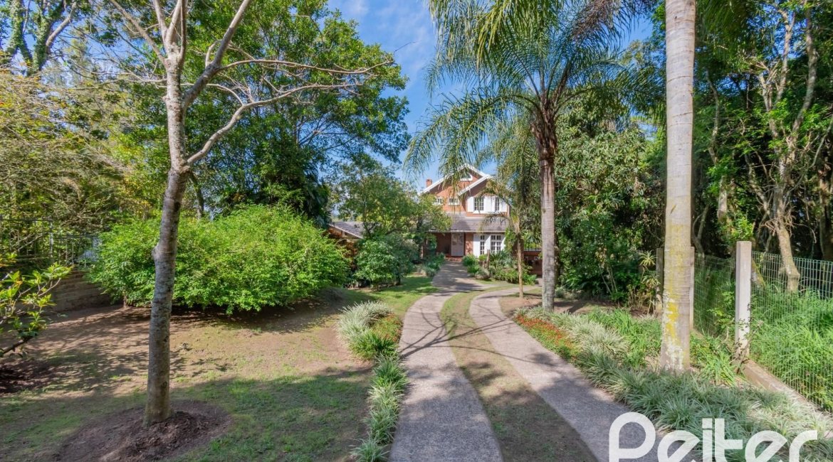 Casa à venda com 352m², 3 dormitórios, 1 suíte, 4 vagas, no bairro Belém Novo em Porto Alegre