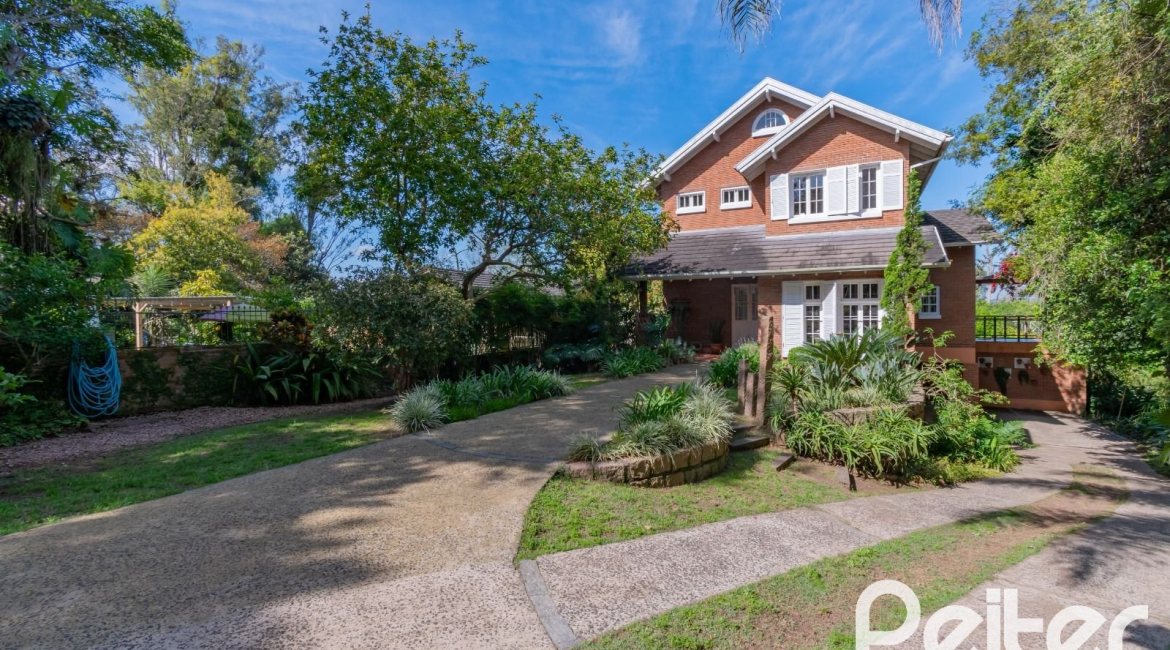 Casa à venda com 352m², 3 dormitórios, 1 suíte, 4 vagas, no bairro Belém Novo em Porto Alegre