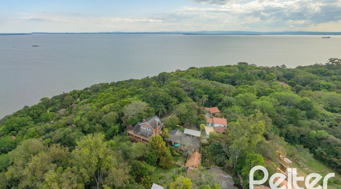 Casa à venda com 352m², 3 dormitórios, 1 suíte, 4 vagas, no bairro Belém Novo em Porto Alegre